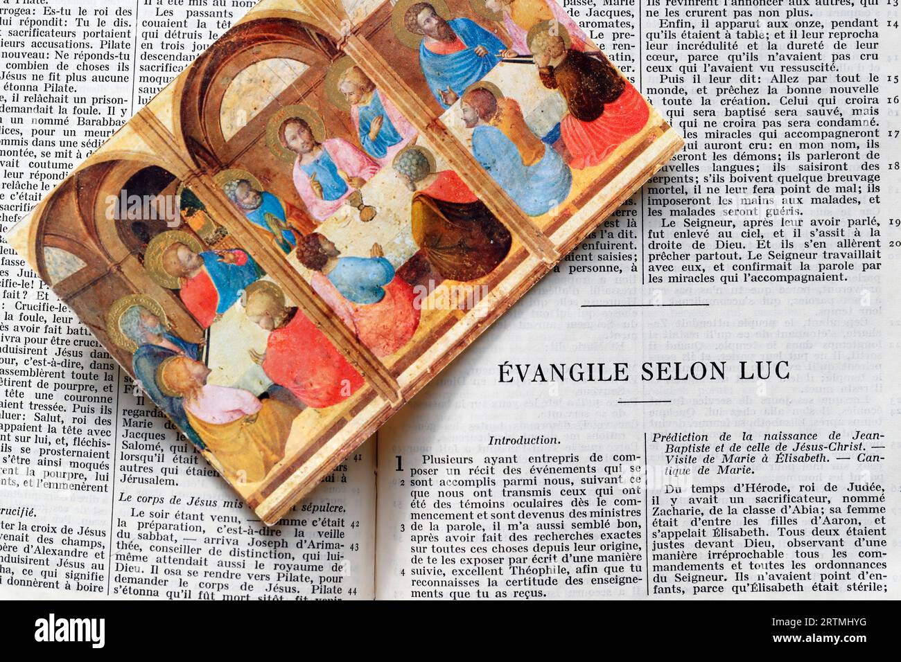 Jésus et les Apôtres à la dernière Cène le jeudi matin. bible ouverte avec image religieuse. Banque D'Images