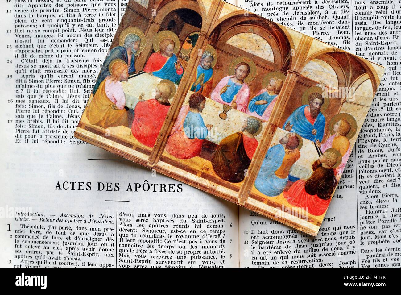 Jésus et les Apôtres à la dernière Cène le jeudi matin. bible ouverte avec image religieuse. Banque D'Images
