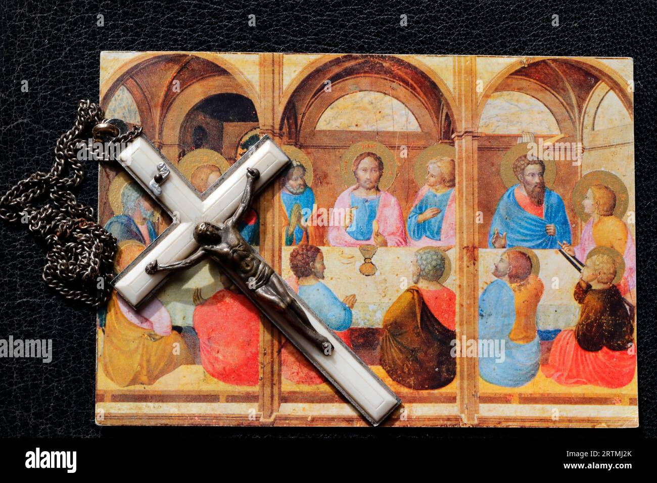 Jésus et les Apôtres à la dernière Cène le jeudi matin. Crucifix. Banque D'Images