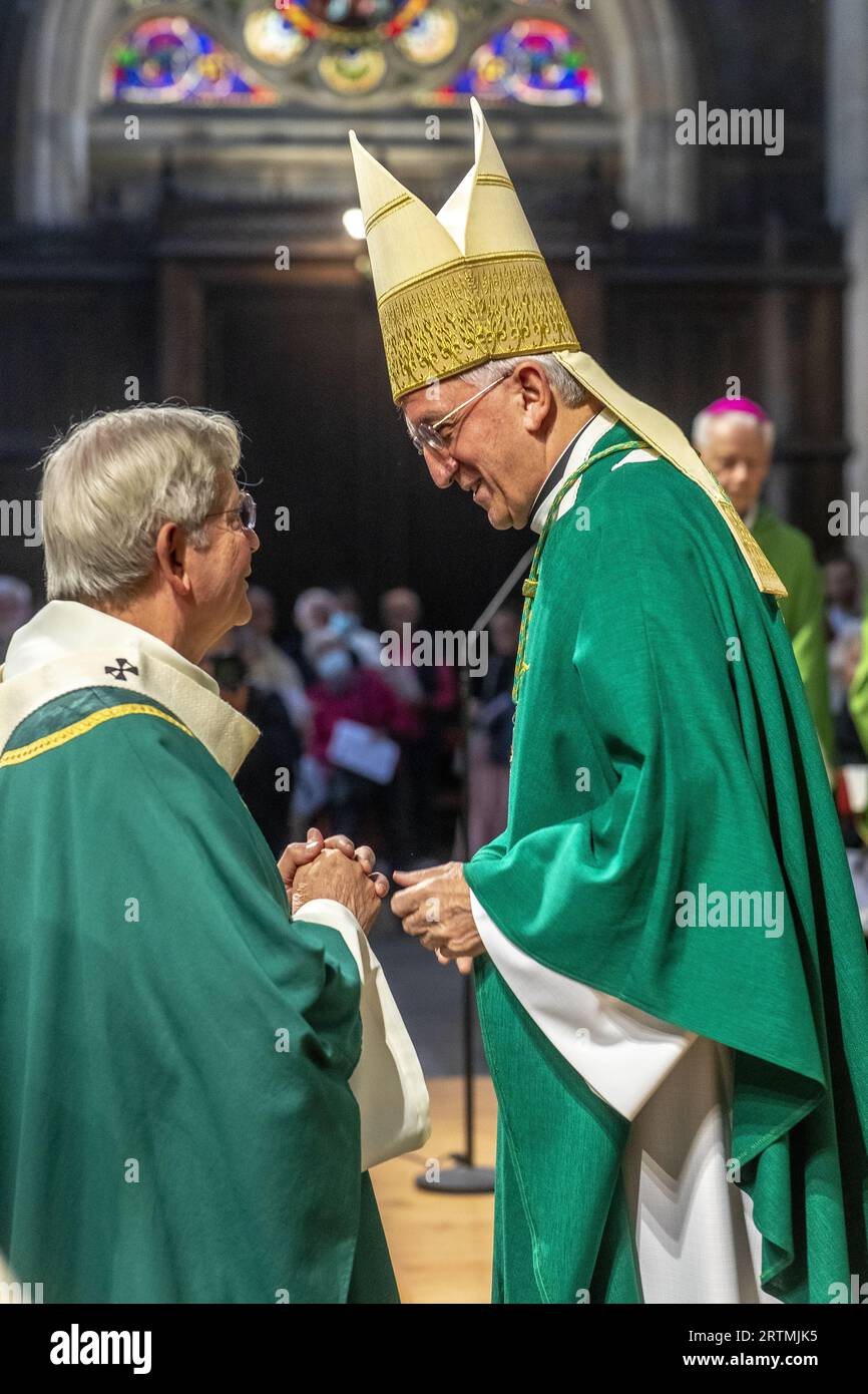 Messe d’imposition du pallium à Mgr Laurent Ulrich, archevêque métropolitain de Paris par Mgr Celestino Migliore, nonce apostolique, en l’église Saint Banque D'Images