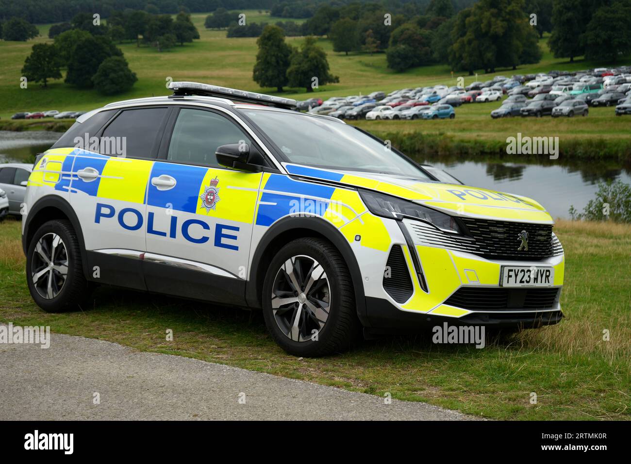 Derbyshire police 2023 Peugeot Patrol car dans un cadre rural. Derbyshire, Angleterre, Royaume-Uni. Banque D'Images