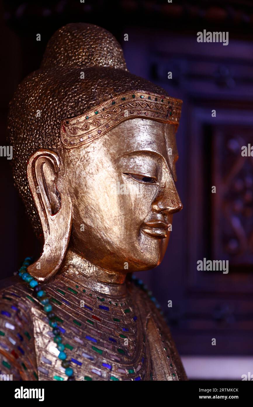 Tu un temple bouddhiste. Statue de Bouddha doré. Banque D'Images Tu un temple bouddhiste. Statue de Bouddha doré. Banque D'Images