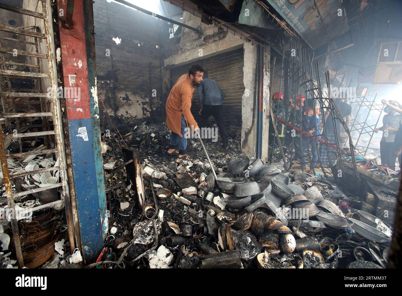 Dhaka, Bangladesh. 13 septembre 2023. Le marché Mohammadpur Krishi, le feu a éclaté, abritait environ 350 petits, moyens et grands magasins. Une grande partie de cet espace a été réduite en cendres en raison de l'intensité des flammes. Le 14 septembre 2023 à Dhaka, Bangladesh. Photo de Habibur Rahman/ABACAPRESS.COM crédit : Abaca Press/Alamy Live News Banque D'Images
