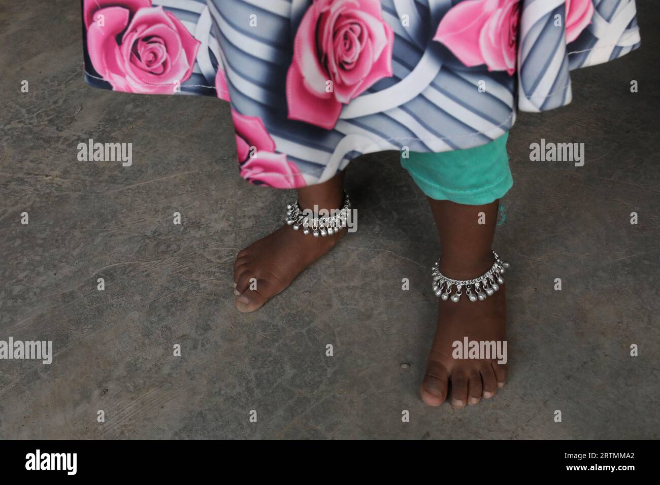 Fille portant des bracelets de cheville à Babra, Maharashtra, Inde Banque D'Images