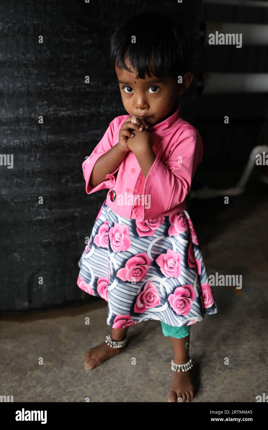 Fille portant des bracelets de cheville à Babra, Maharashtra, Inde Banque D'Images