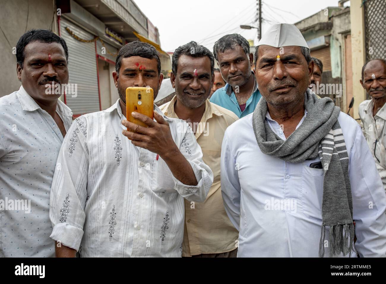 Groupe d'hommes à Babra, Maharashtra, Inde Banque D'Images