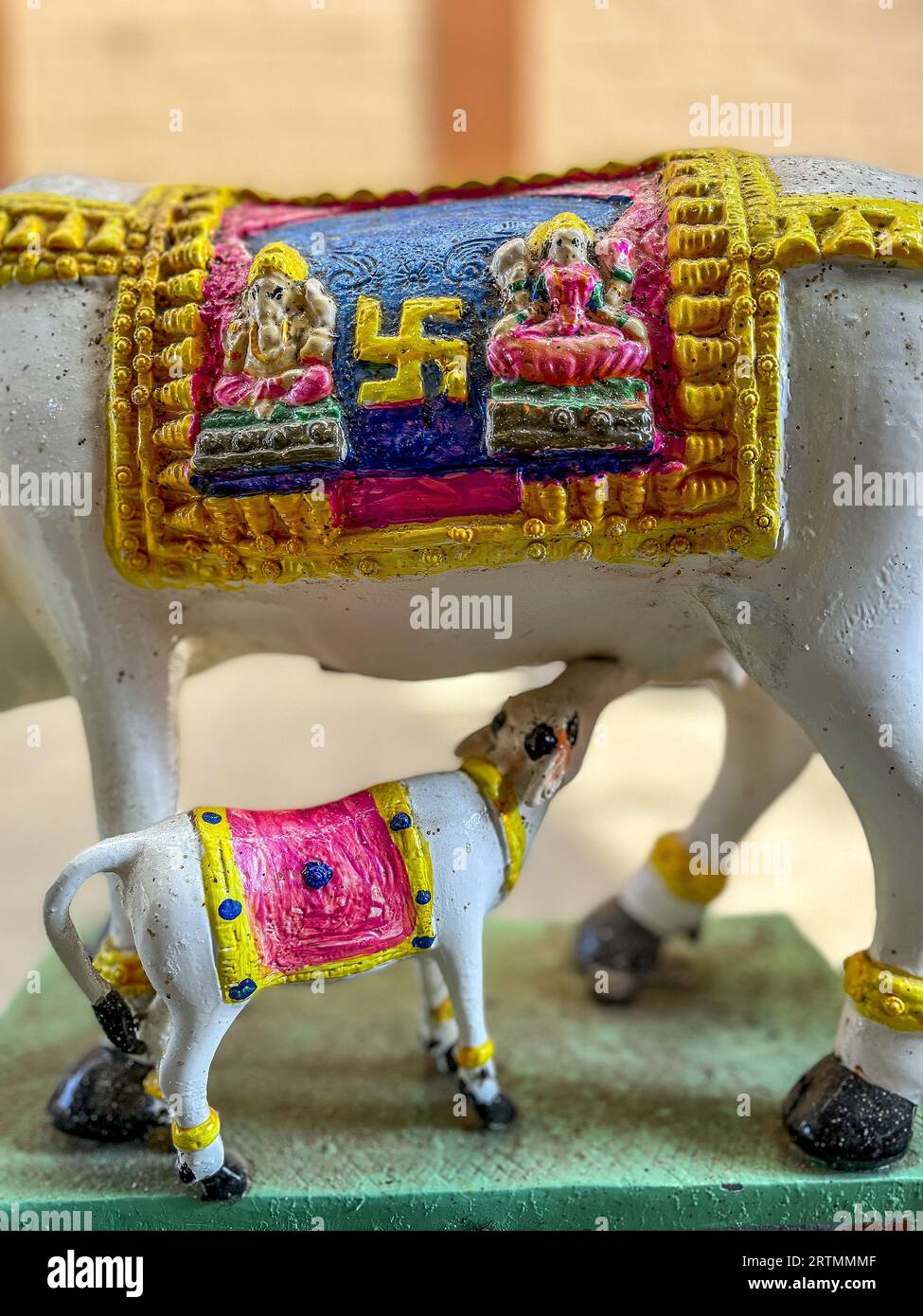 Statue de vache et de veau à Goverdan écovillage, Maharashtra, Inde Banque D'Images