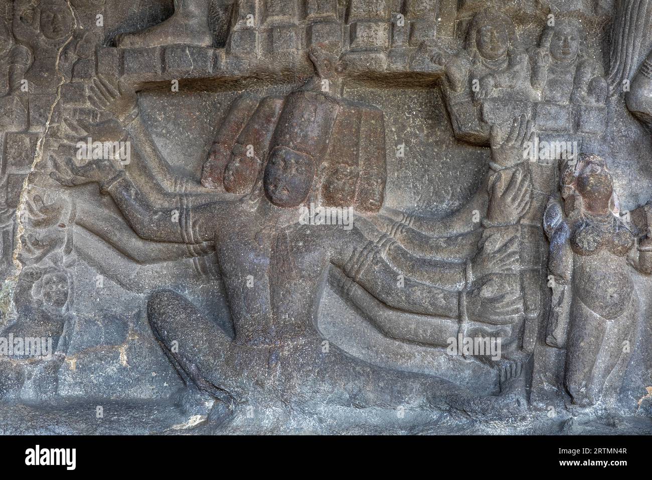 Grottes d'Ellora, un site du patrimoine mondial de l'UNESCO dans le Maharashtra, en Inde. Grotte 21 sculptures monolithiques. Ravana secouant Kailasa Banque D'Images