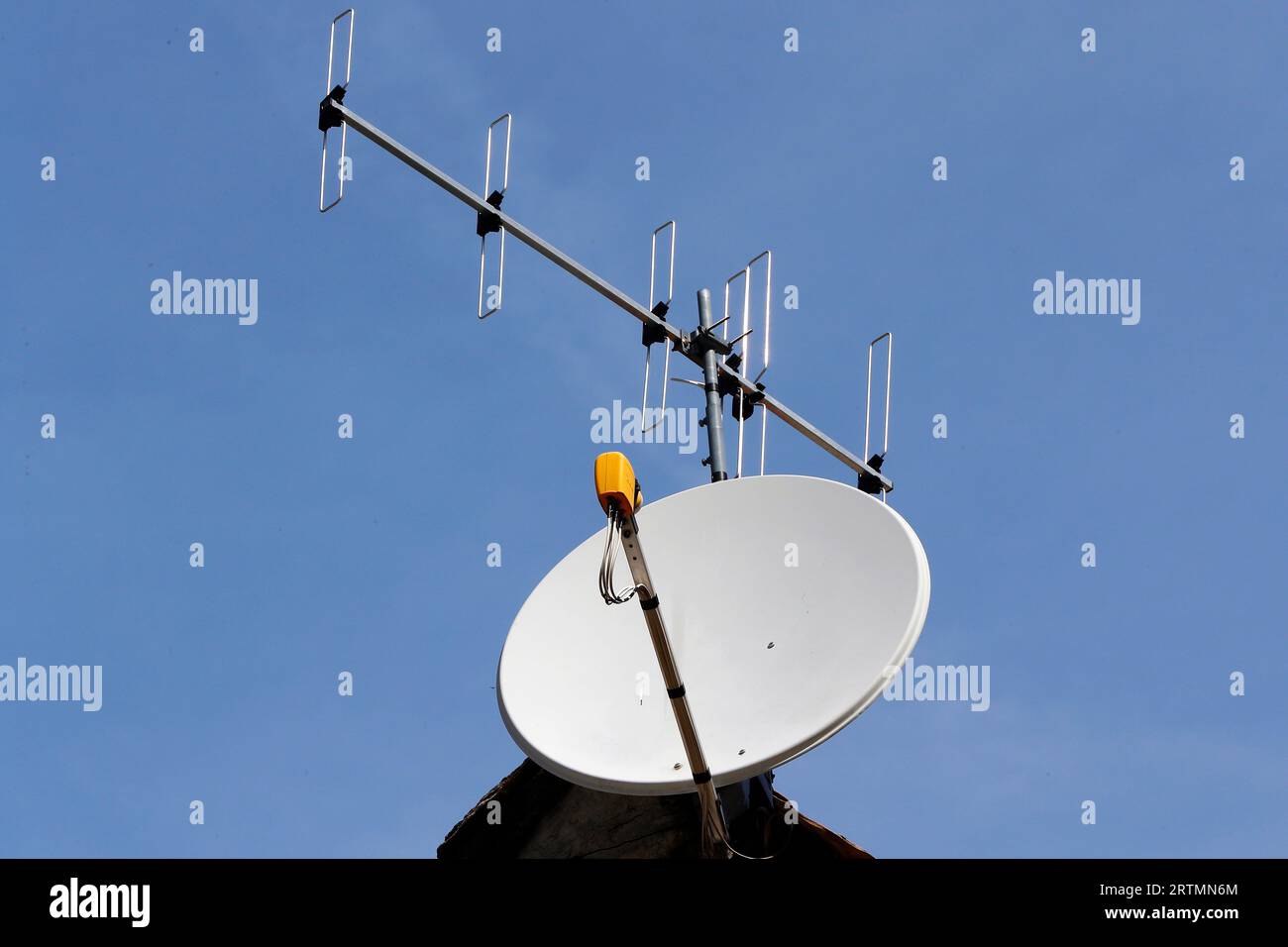 White home satellite Dishe pour la télévision. Valgrisenche. Italie. Banque D'Images