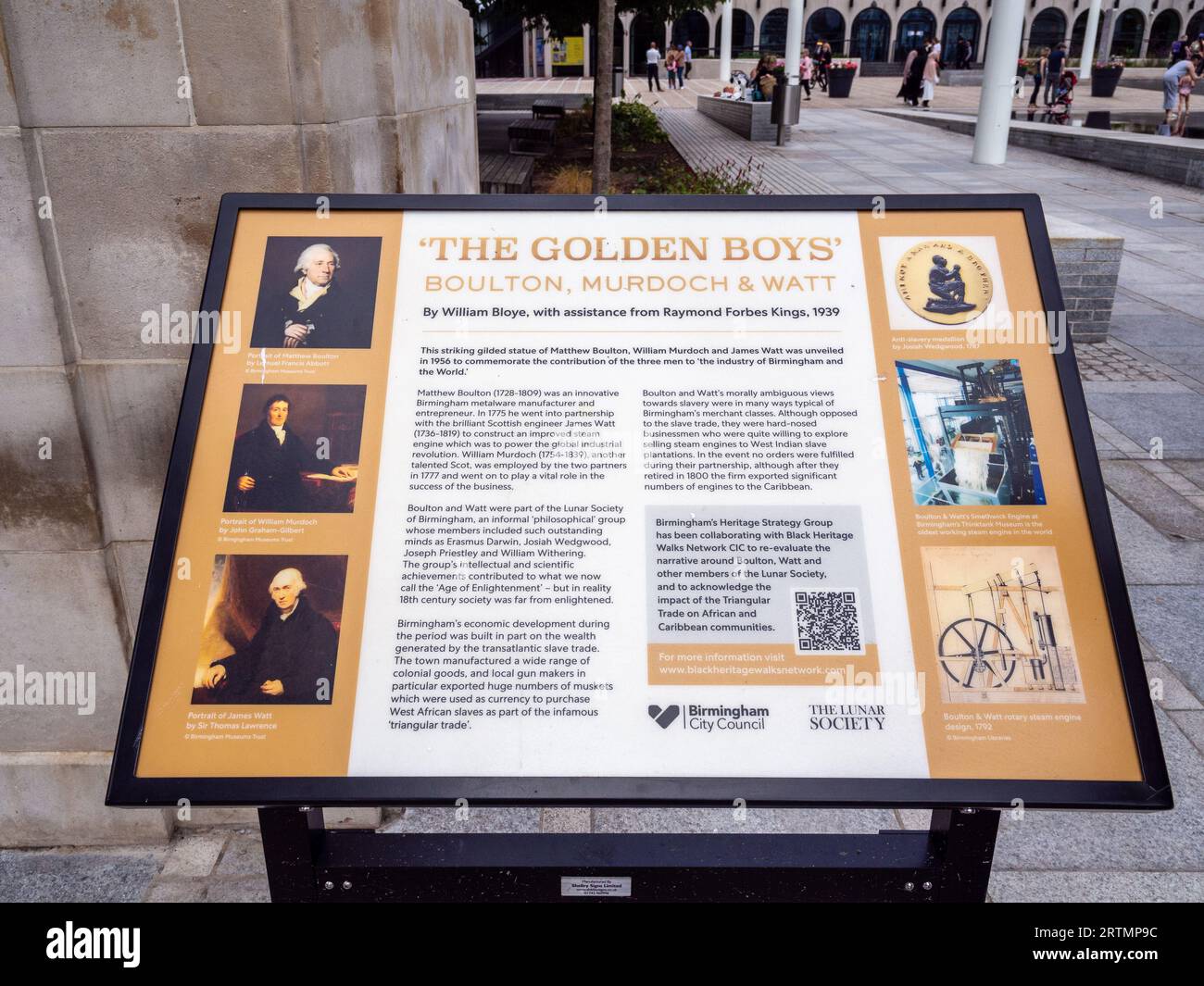 Panneau d'information pour les Golden Boys, une statue en bronze doré représentant Matthew Boulton, James Watt et William Murdoch, Birmingham, Royaume-Uni Banque D'Images