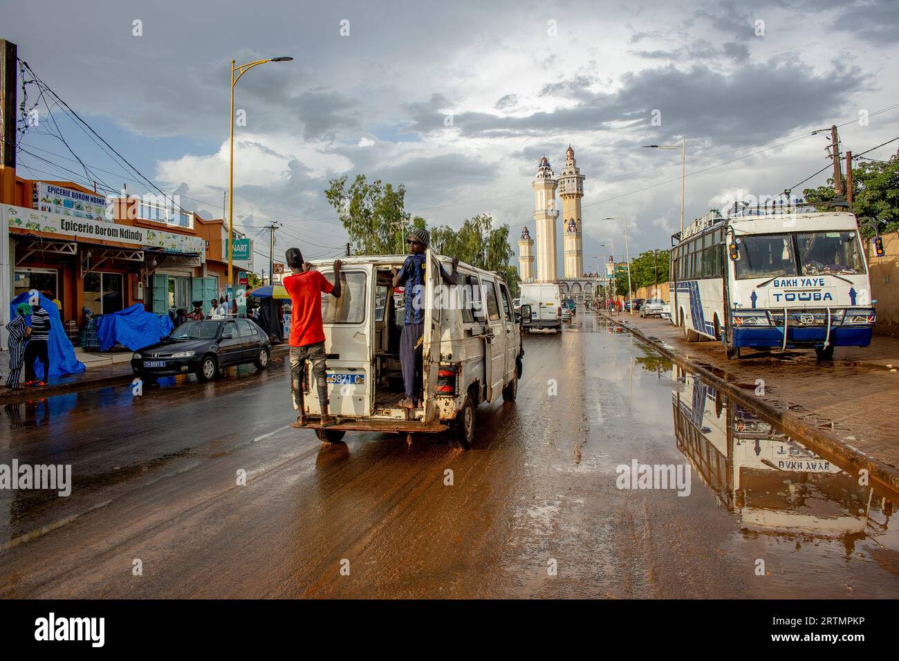 Route menant à la grande mosquée de Touba, Sénégal Banque D'Images