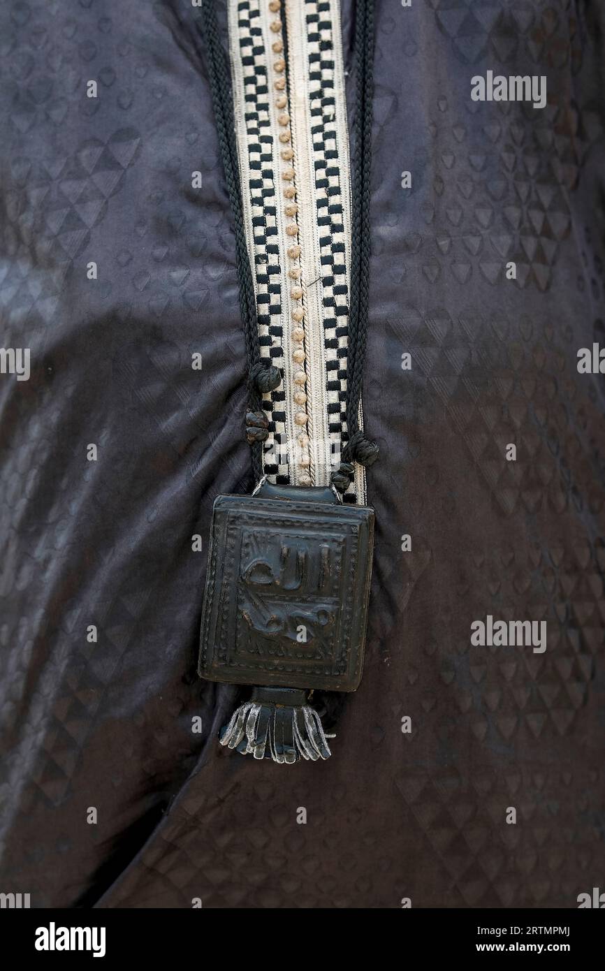 Dévot musulman portant une amulette avec des écritures coraniques dans la grande mosquée de Touba, Sénégal Banque D'Images