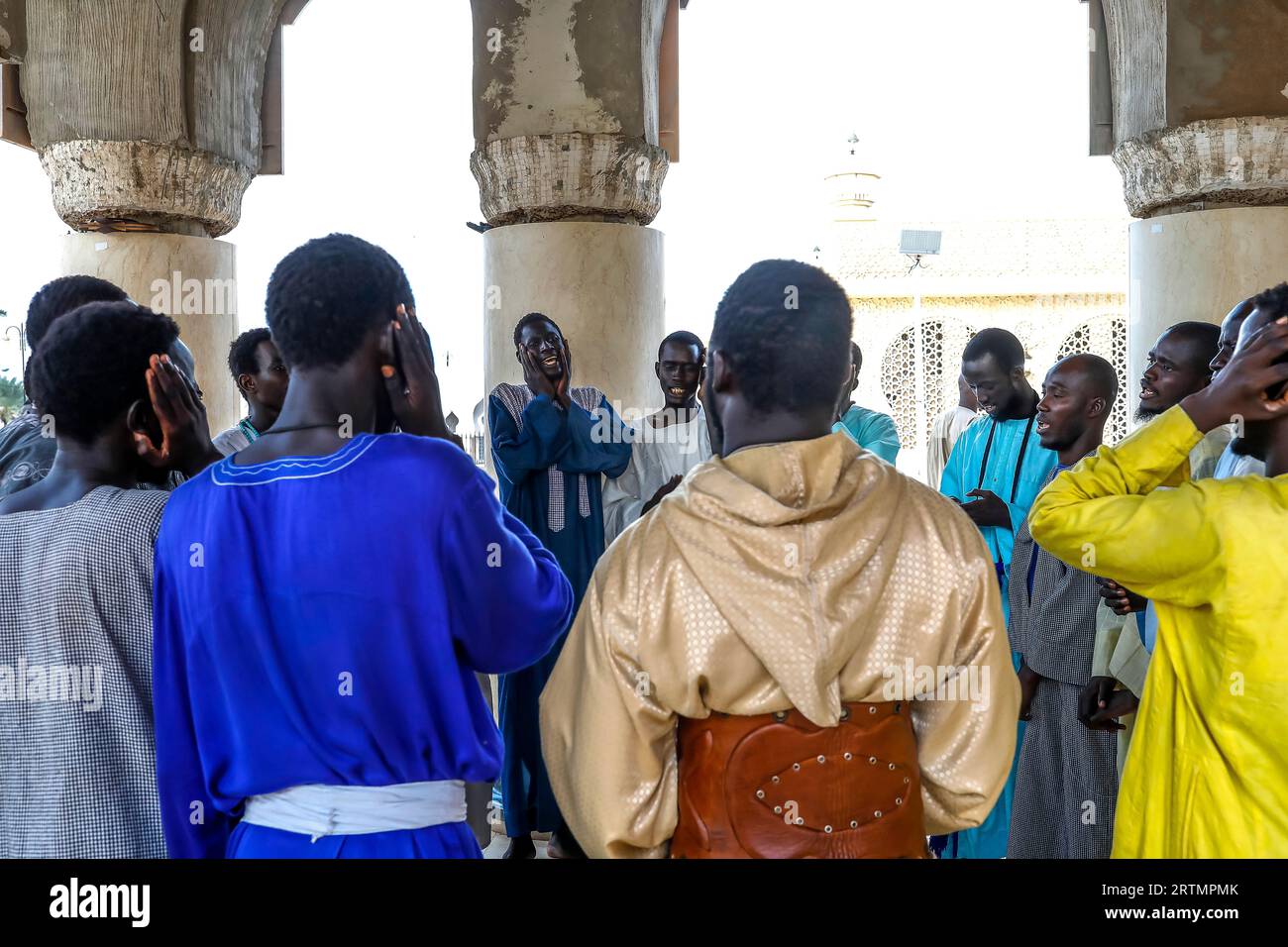 Des dévots chantant des vers coraniques dans la grande mosquée de Touba, Sénégal Banque D'Images