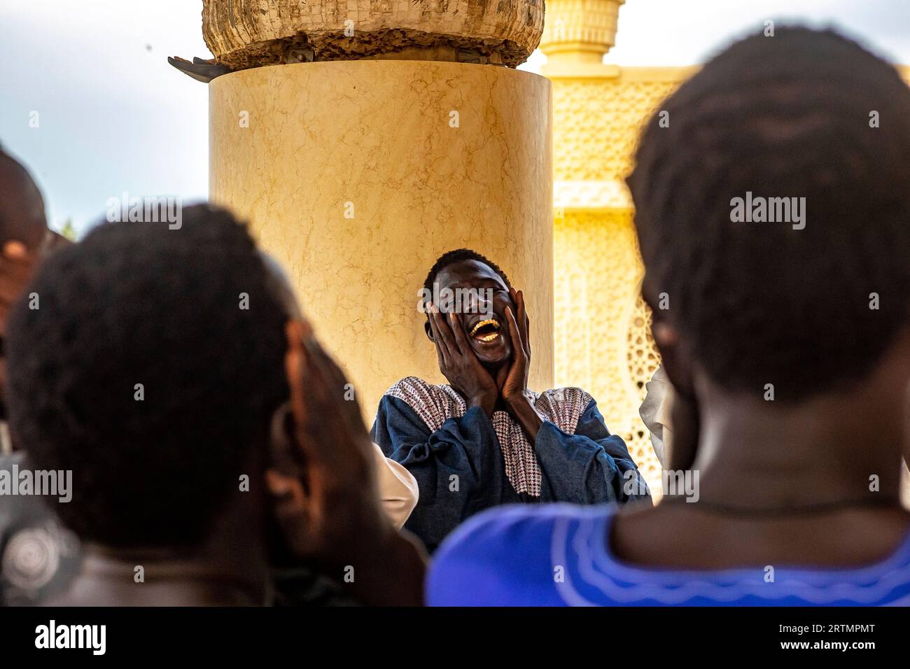 Des dévots chantant des vers coraniques dans la grande mosquée de Touba, Sénégal Banque D'Images