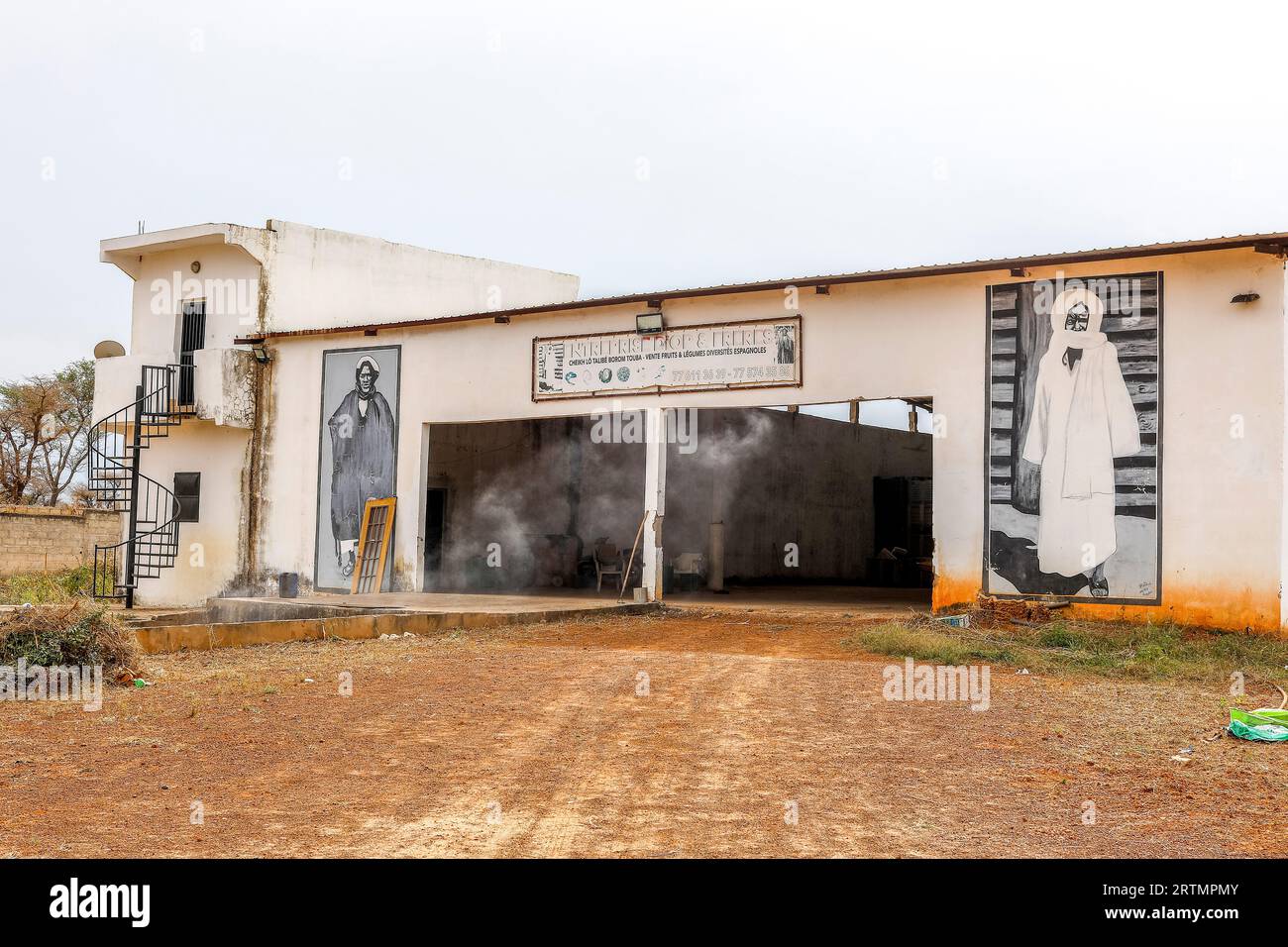 Entrepôt avec des photos de chefs spirituels musulmans mouride à Tawafall, Sénégal Banque D'Images
