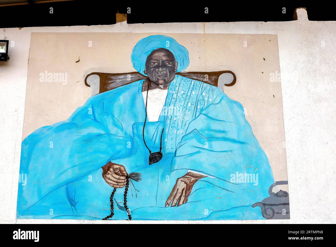 Mur avec des photos de chefs spirituels musulmans mouride à Tawafall, Sénégal Banque D'Images