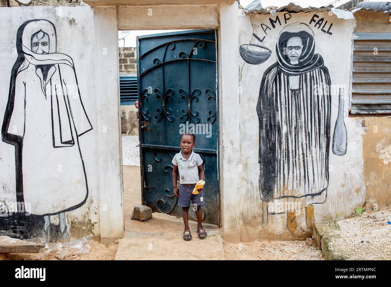 Mur avec des photos de chefs spirituels musulmans mouride à Fatick, Sénégal Banque D'Images