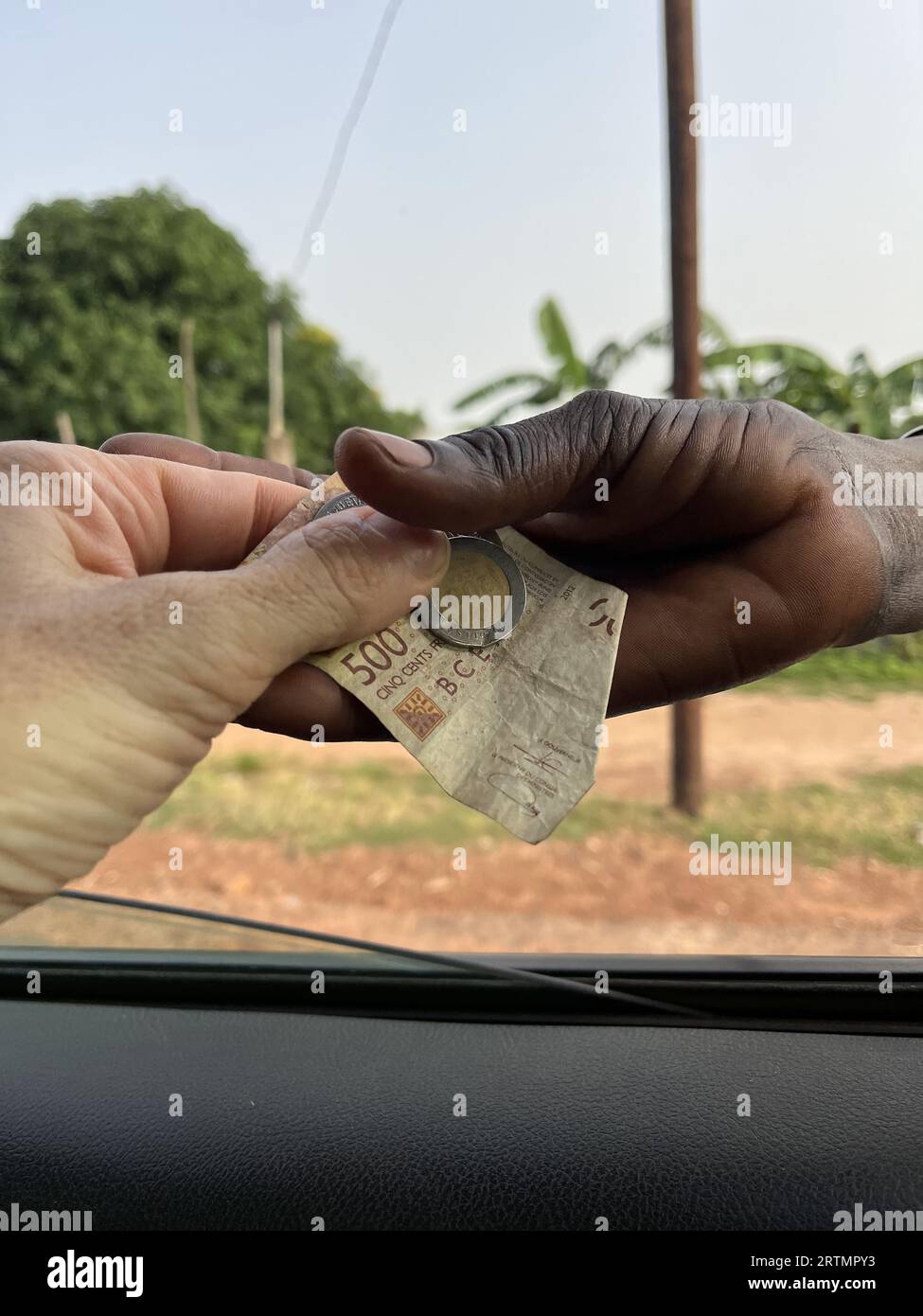 Voyageur européen achetant des fruits d'un vendeur de bord de route près de Fatick, Sénégal Banque D'Images