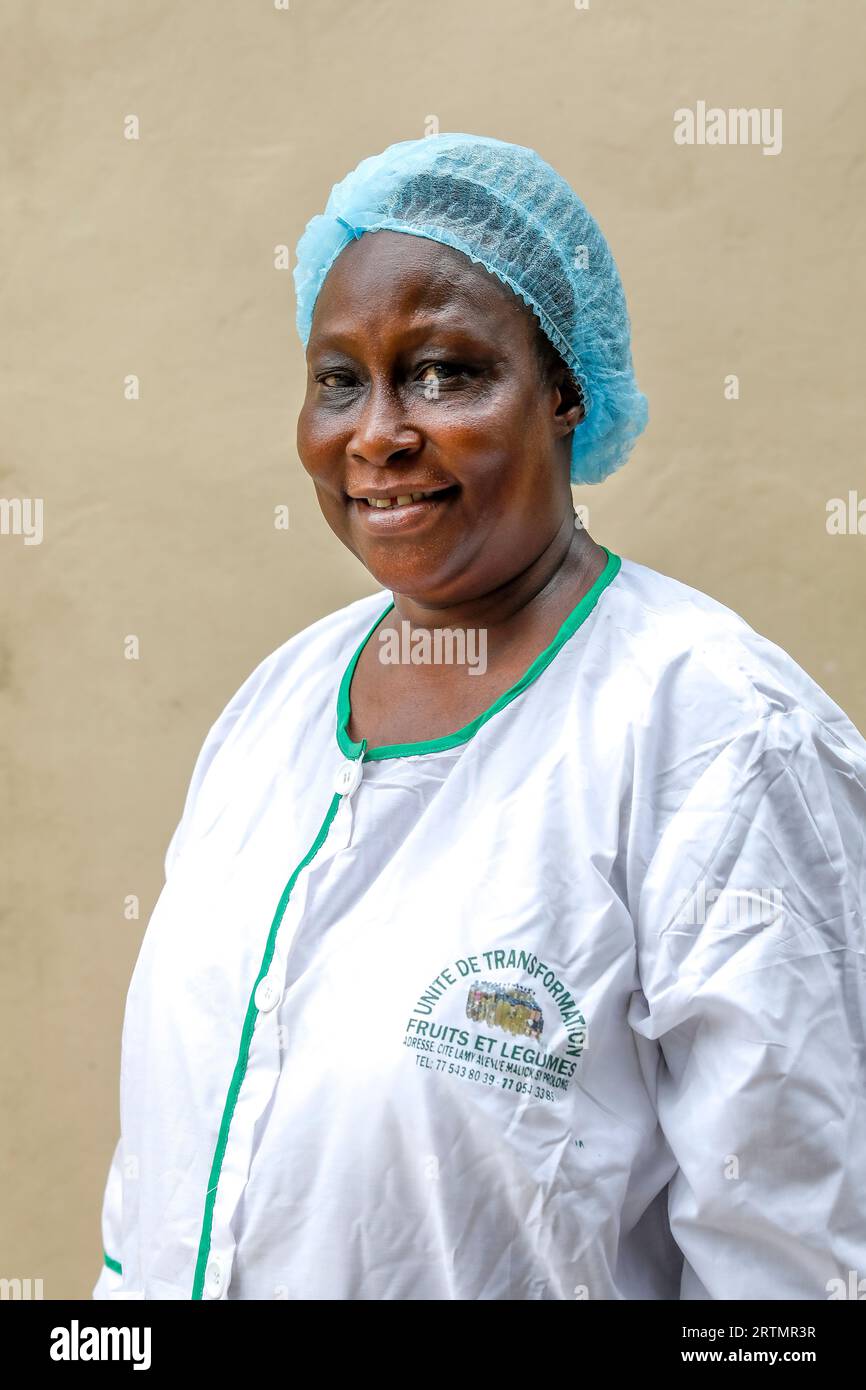 Femme fabriquant des produits alimentaires (jus et conserves) à Thies, Sénégal Banque D'Images