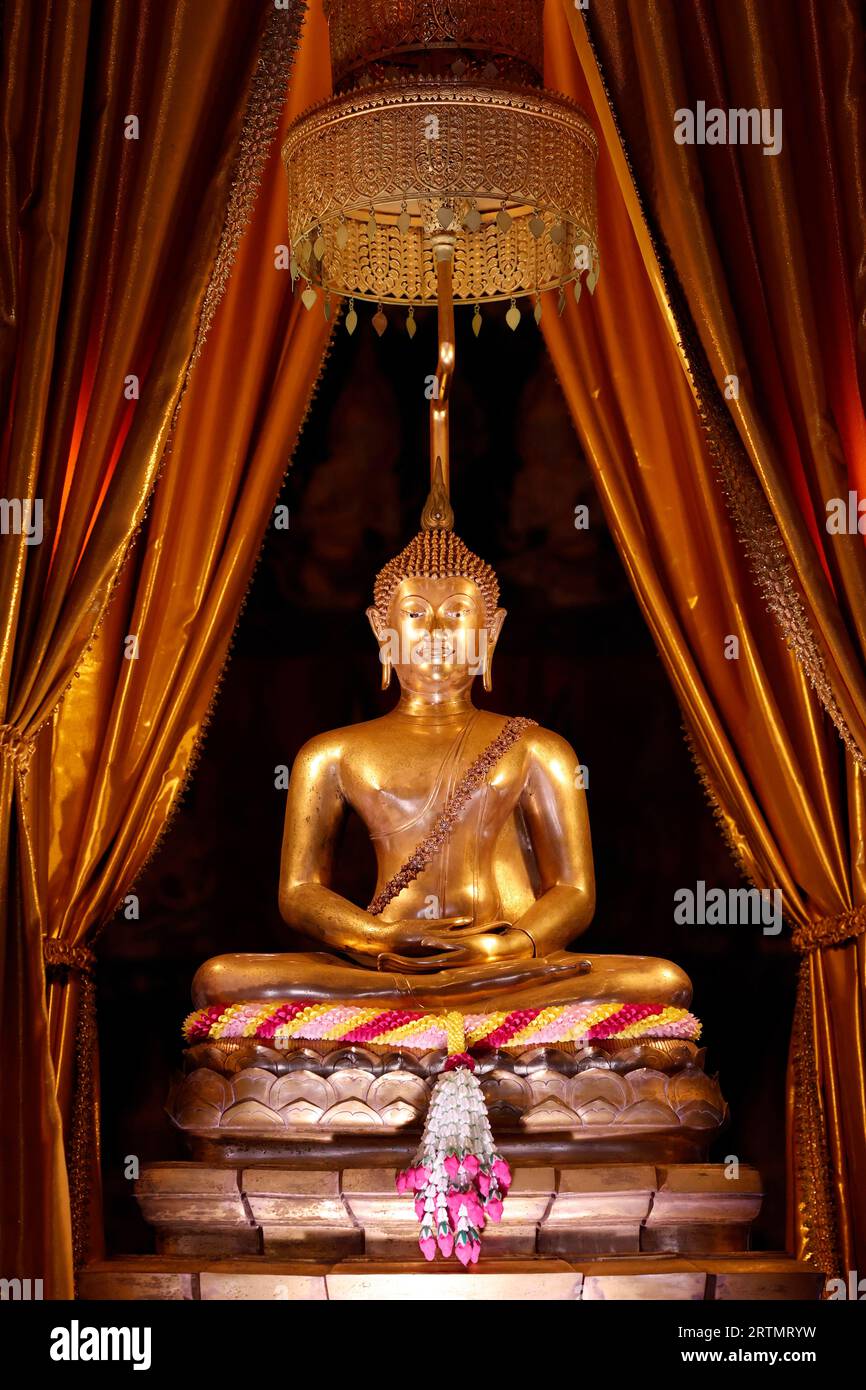 Musée national de Bangkok. Statue de Bouddha et décoration intérieure de la chapelle Bhuddhaisawan. Thaïlande. Banque D'Images Musée national de Bangkok. Statue de Bouddha et décoration intérieure de la chapelle Bhuddhaisawan. Thaïlande. Banque D'Images