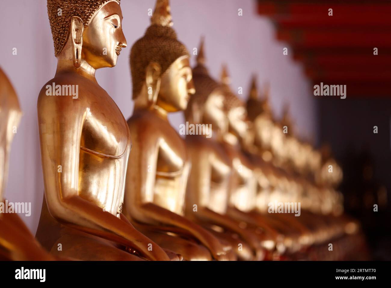 Temple Wat Pho. Rangée de statues dorées de Bouddha. Méditation. Bangkok. Thaïlande. Banque D'Images