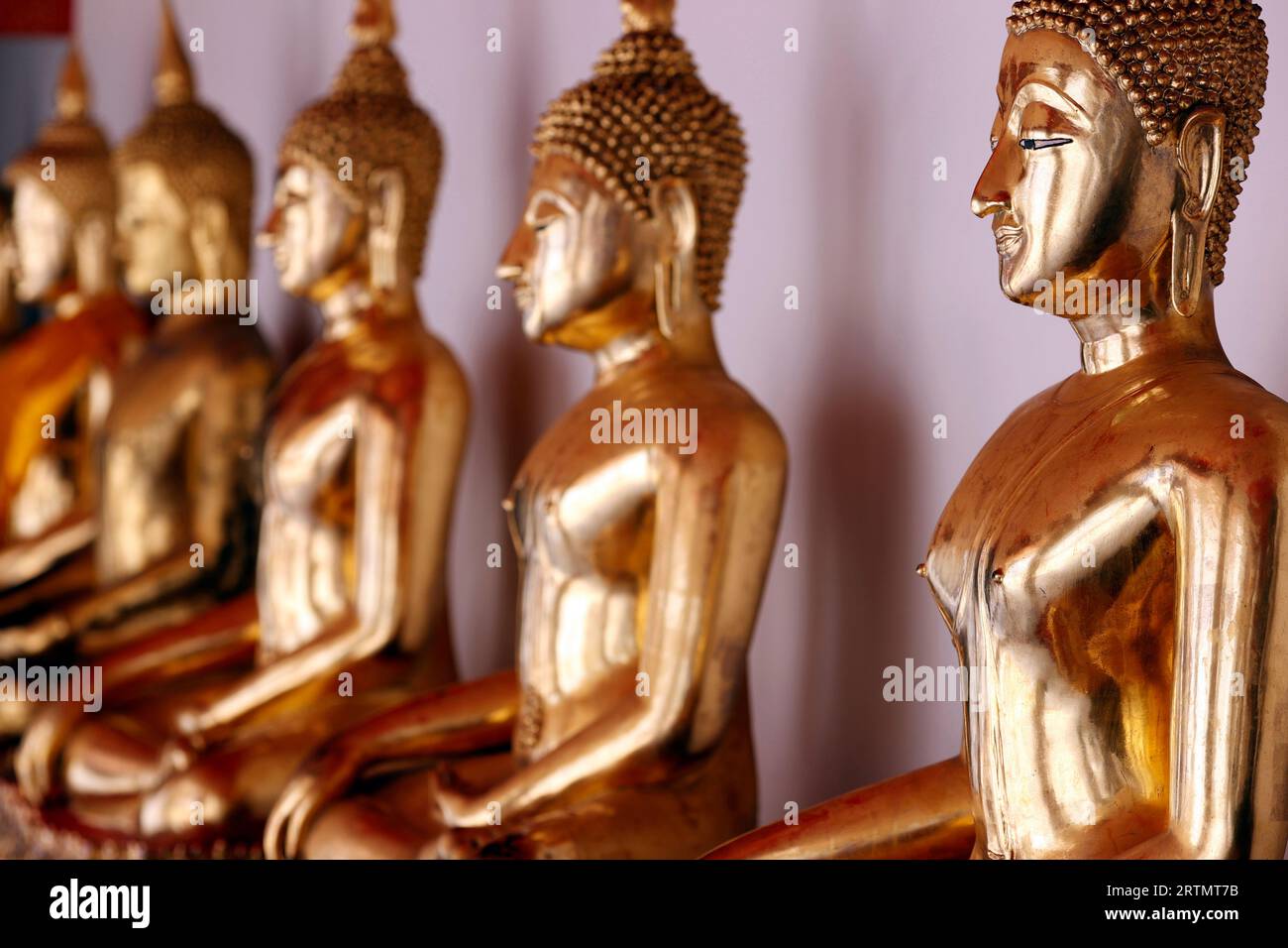 Temple Wat Pho. Rangée de statues dorées de Bouddha. Méditation. Bangkok. Thaïlande. Banque D'Images