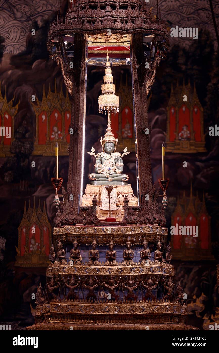 Temple Wat Phra Kaew. Emerald Buddha. Siddhartha Gautama Bouddha assis dans une posture méditative. Temple du Bouddha d'émeraude. Bangkok. Thaïlande. Banque D'Images