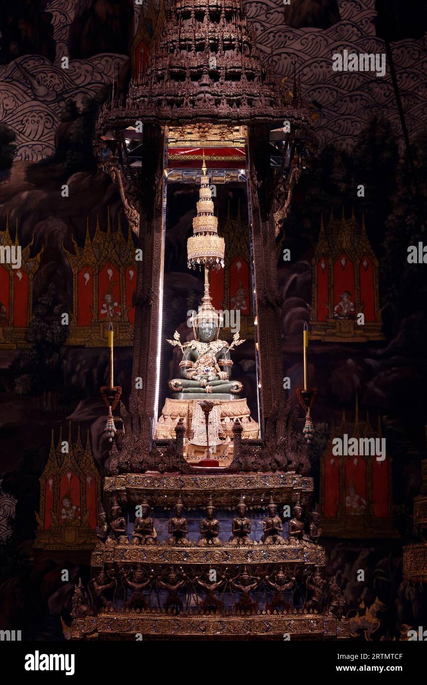 Temple Wat Phra Kaew. Emerald Buddha. Siddhartha Gautama Bouddha assis dans une posture méditative. Temple du Bouddha d'émeraude. Bangkok. Thaïlande. Banque D'Images