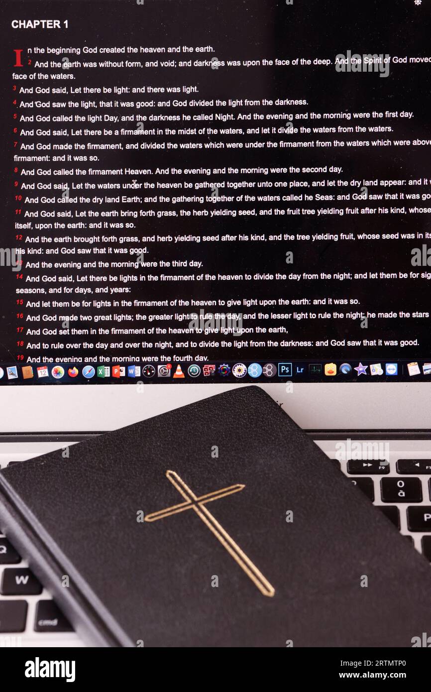 Paper Bible et application numérique Bible sur un ordinateur portable. Banque D'Images