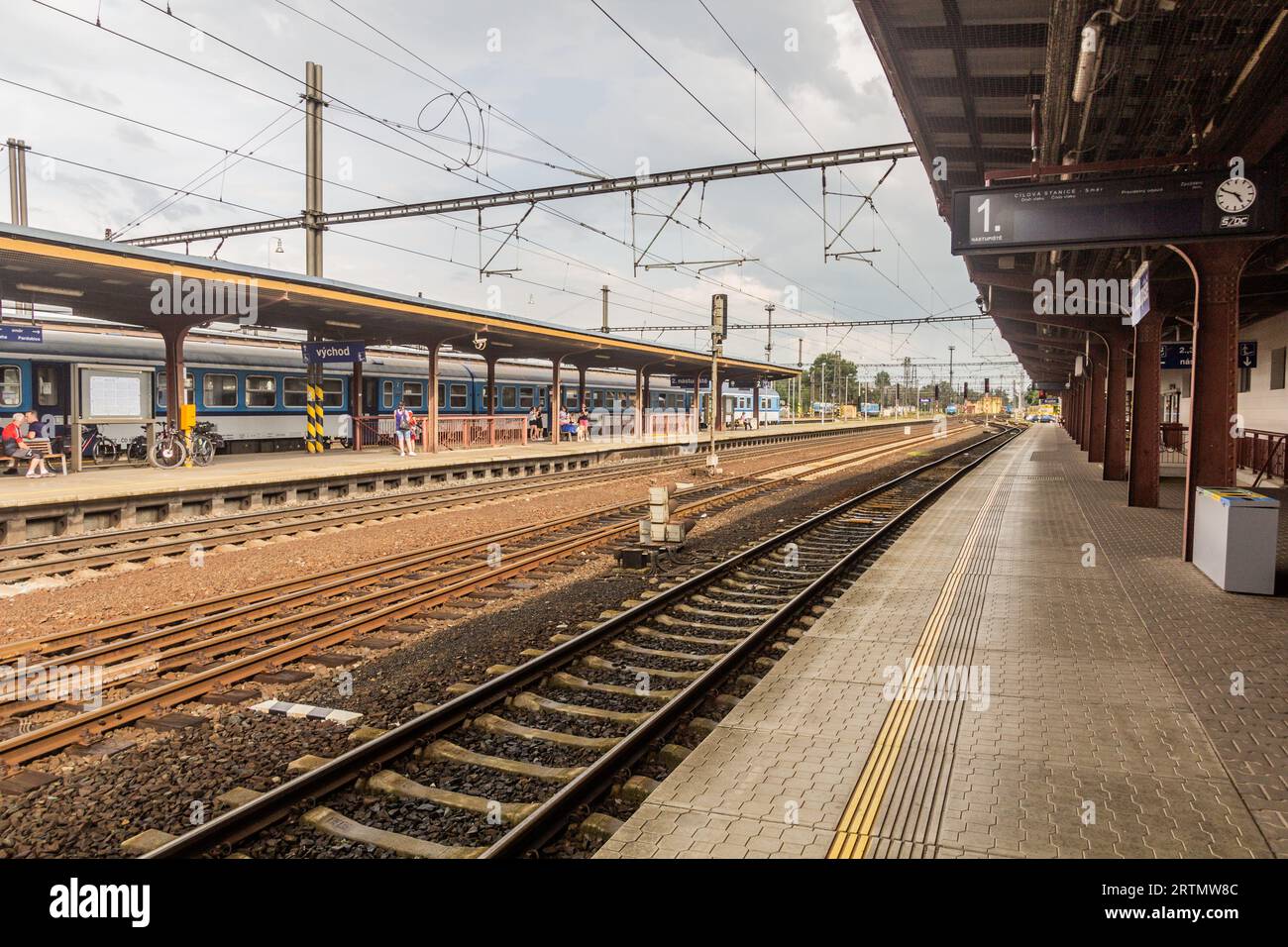 KOLIN, TCHÉQUIE - 13 JUIN 2020 : quais de la gare de Kolin, Tchéquie Banque D'Images