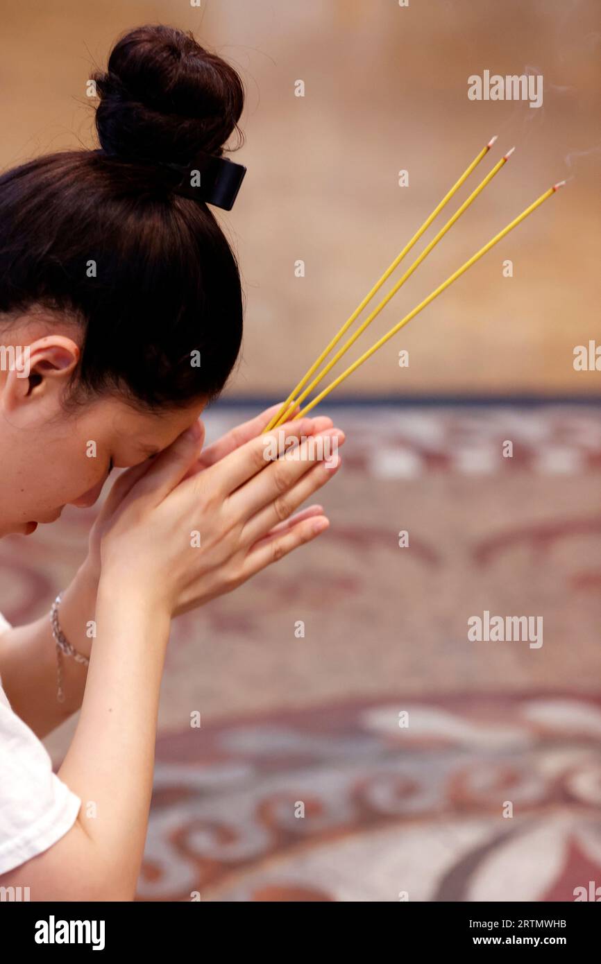 Temple Hindu Mariamman. Adorateur priant avec des bâtons d'encens. Ho Chi Minh ville. Vietnam. Banque D'Images