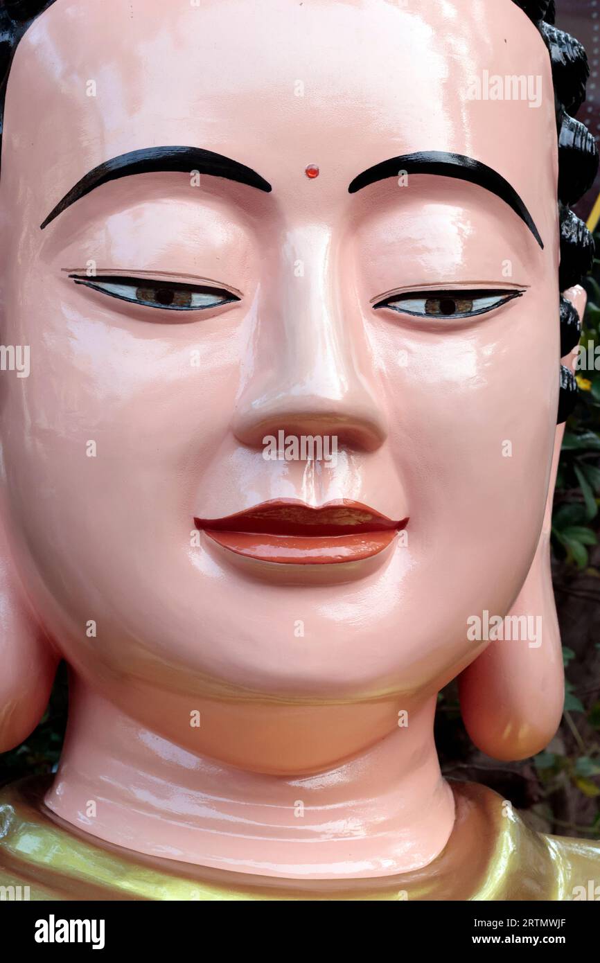 Statue de Bouddha dans le temple bouddhiste. Gros plan sur le visage. Vung Tau. Vietnam. Banque D'Images Statue de Bouddha dans le temple bouddhiste. Gros plan sur le visage. Vung Tau. Vietnam. Banque D'Images