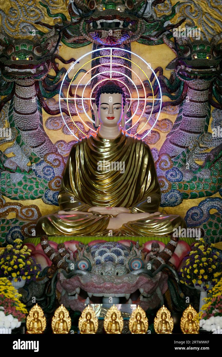 Monastère bouddhiste zen Van Hanh. Statue de Bouddha Siddhartha Gautama. Dalat. Vietnam. Banque D'Images Monastère bouddhiste zen Van Hanh. Statue de Bouddha Siddhartha Gautama. Dalat. Vietnam. Banque D'Images