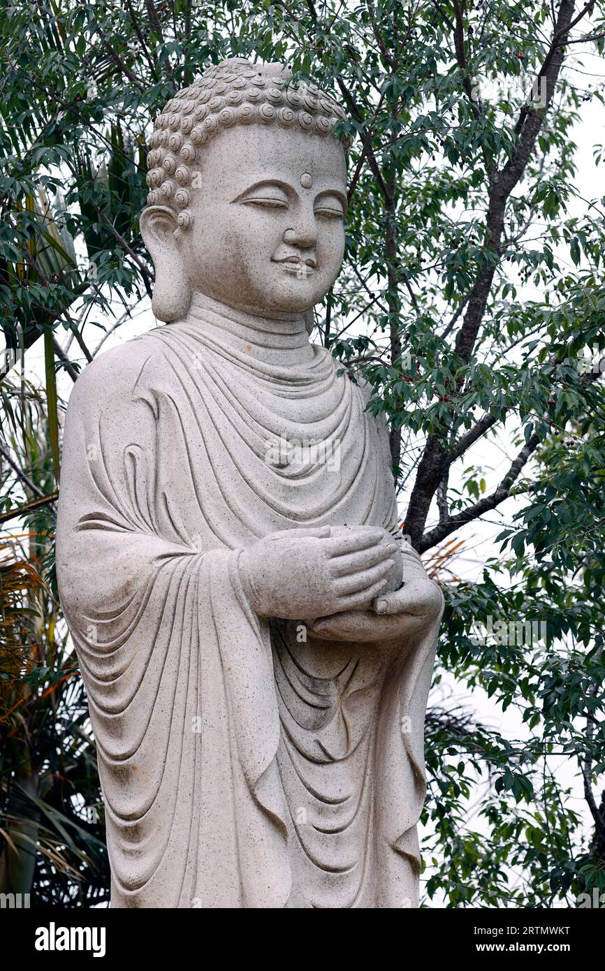Monastère bouddhiste zen Van Hanh. Siddhartha Gautama Bouddha statue dans le jardin. Dalat. Vietnam. Banque D'Images Monastère bouddhiste zen Van Hanh. Siddhartha Gautama Bouddha statue dans le jardin. Dalat. Vietnam. Banque D'Images