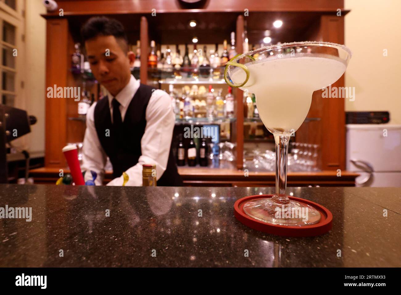 Hôtel du Park. La barre. Barman en cocktail. Dalat. Vietnam. Banque D'Images