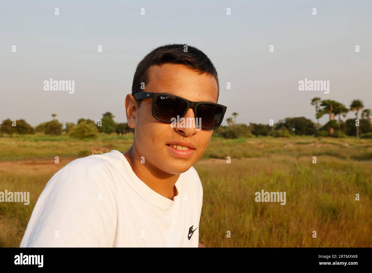 Jeune homme portant des lunettes de soleil au Sénégal Banque D'Images