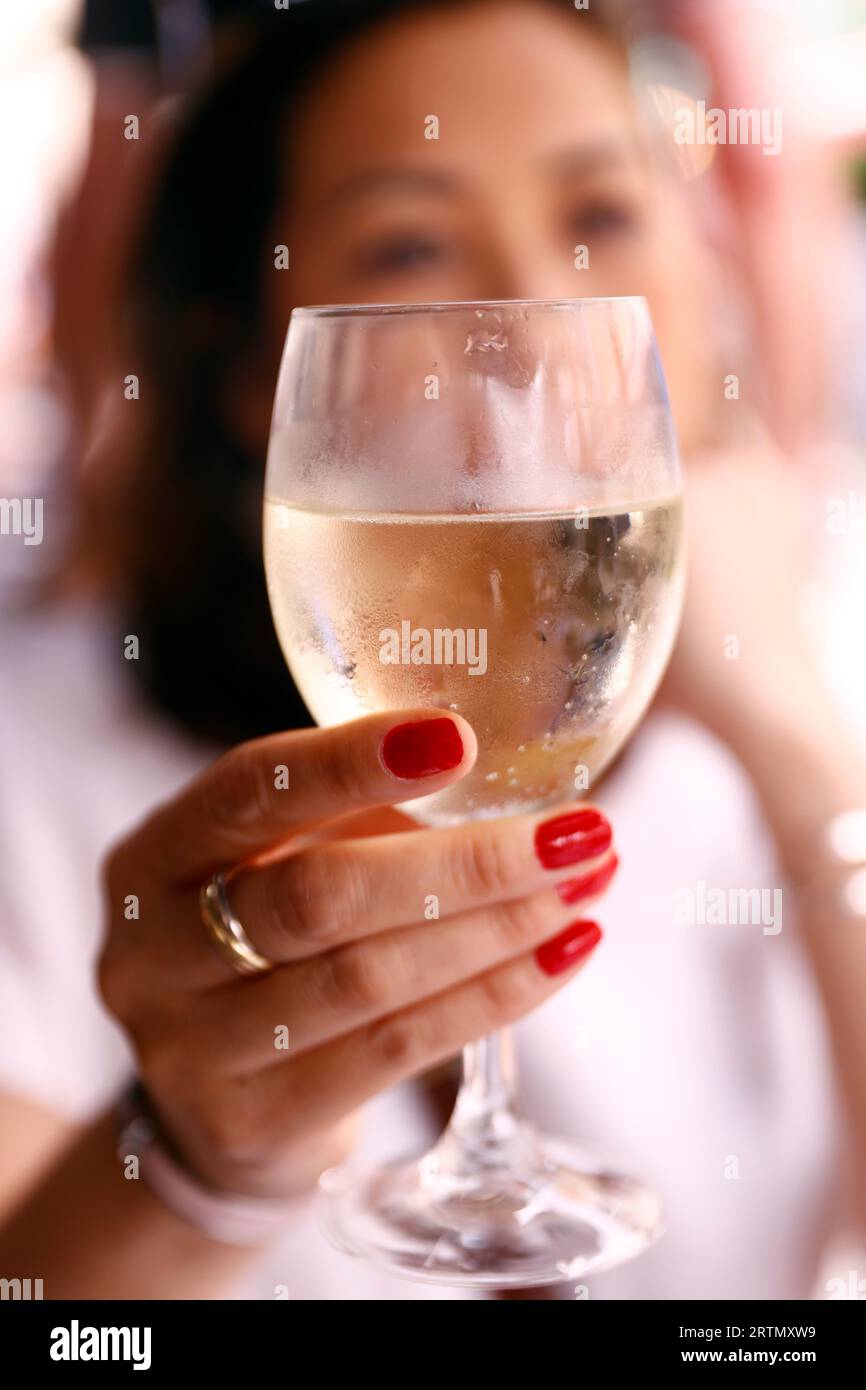 Femme buvant un verre de vin blanc. Aivero. Portugal. Banque D'Images