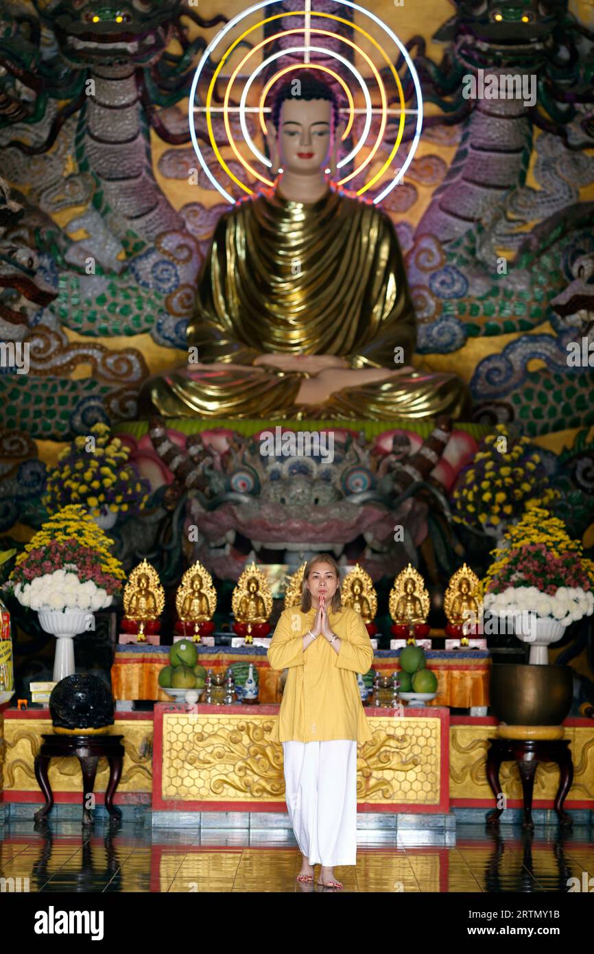 Monastère bouddhiste zen Van Hanh. Statue de Bouddha Siddhartha Gautama. Dalat. Vietnam. Banque D'Images Monastère bouddhiste zen Van Hanh. Statue de Bouddha Siddhartha Gautama. Dalat. Vietnam. Banque D'Images