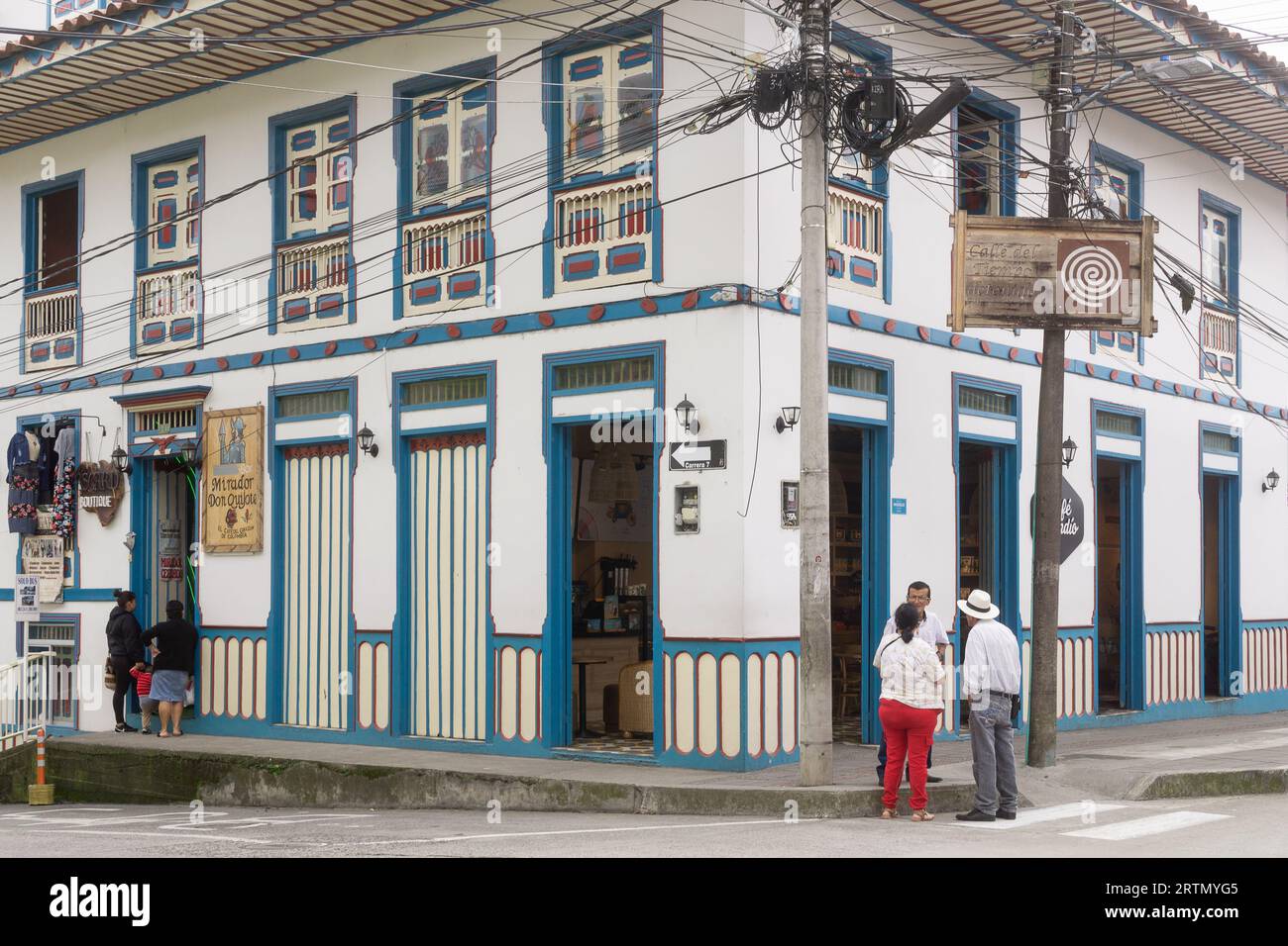 Scène de rue dans le village de Filandia dans la région de Quindio en Colombie. Banque D'Images