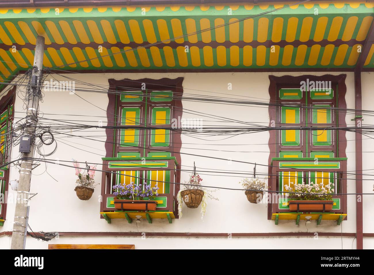 Détail d'un bâtiment colonial coloré à Filandia (Quindio) dans la région du café en Colombie. Banque D'Images