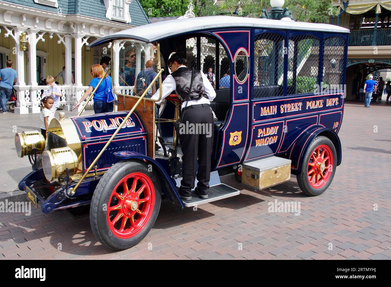 Walt Disney Classic police car, Paddy Wagon sur main St, Disneyland Paris. Paris, France. Banque D'Images