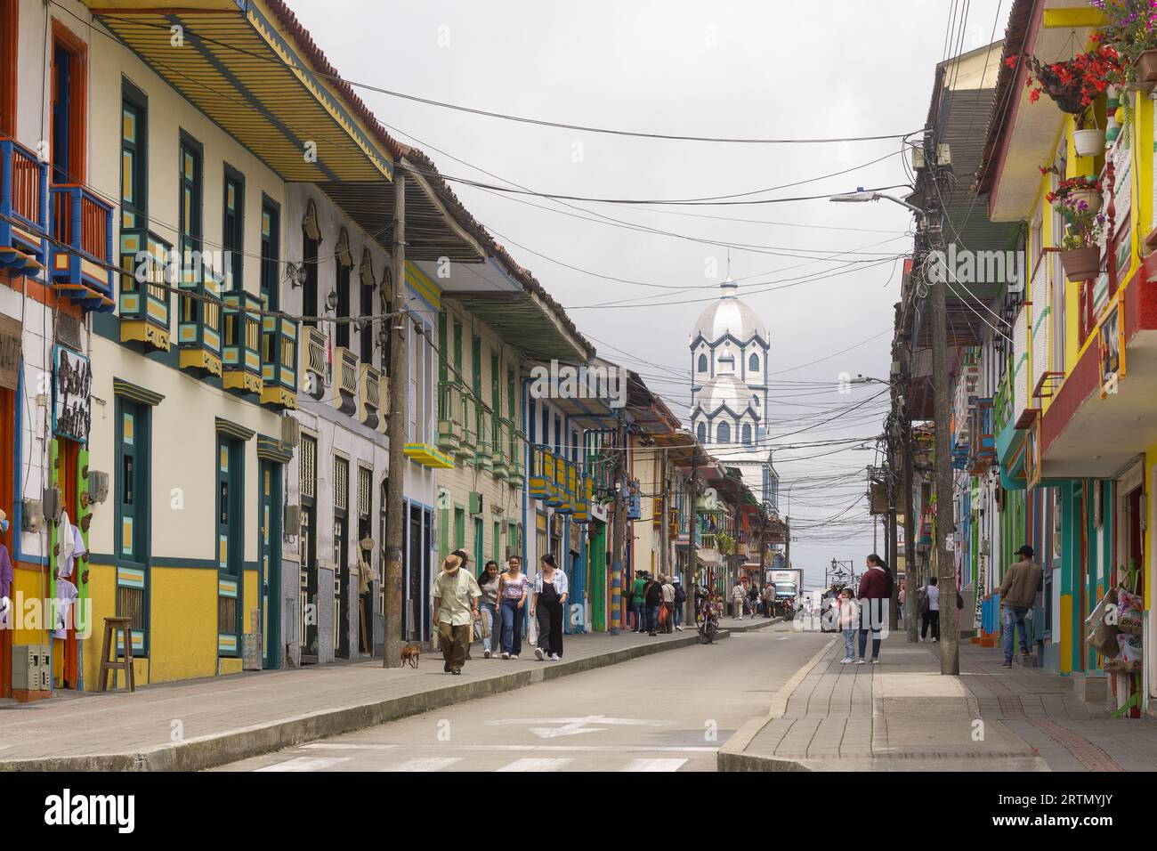 Scène de rue dans le village de Filandia dans la région de Quindio en Colombie. Banque D'Images