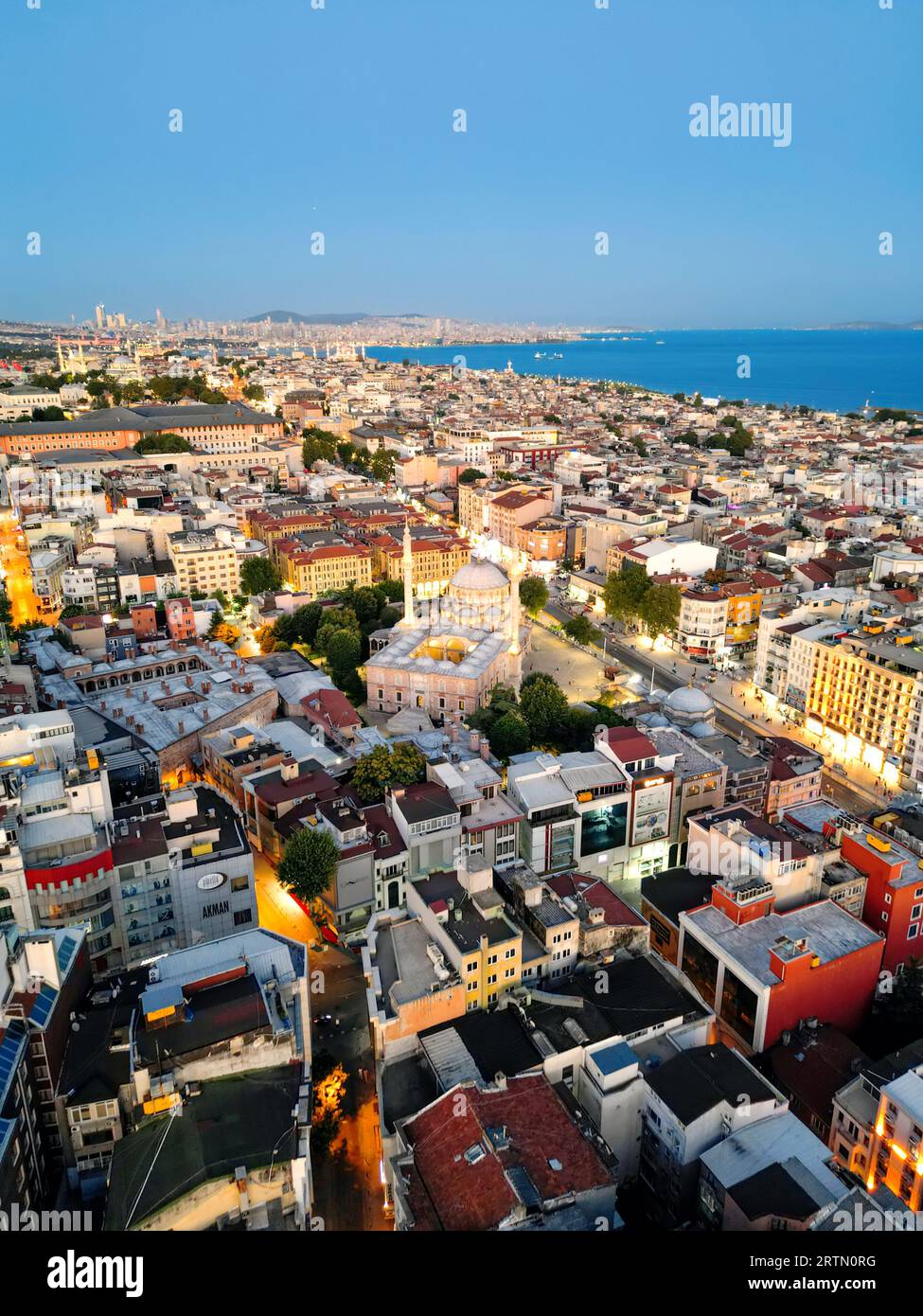 Vue aérienne drone d'Istanbul au coucher du soleil, Turquie. Plusieurs bâtiments résidentiels et mosquée, veilleuses, détroit du Bosphore au loin Banque D'Images