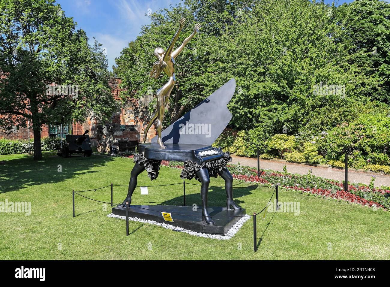 Une sculpture de Salvador Dali appelée «piano surréaliste» devant l'entrée du château de Shrewsbury, Shrewsbury, Shropshire, Angleterre, Royaume-Uni Banque D'Images
