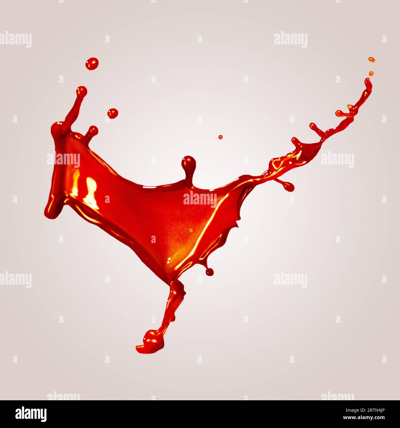 Éclaboussure rouge en lévitation et vague avec des gouttes sur fond beige. Peinture liquide, concept d'explosion de couleur. Principales tendances du design moderne Banque D'Images