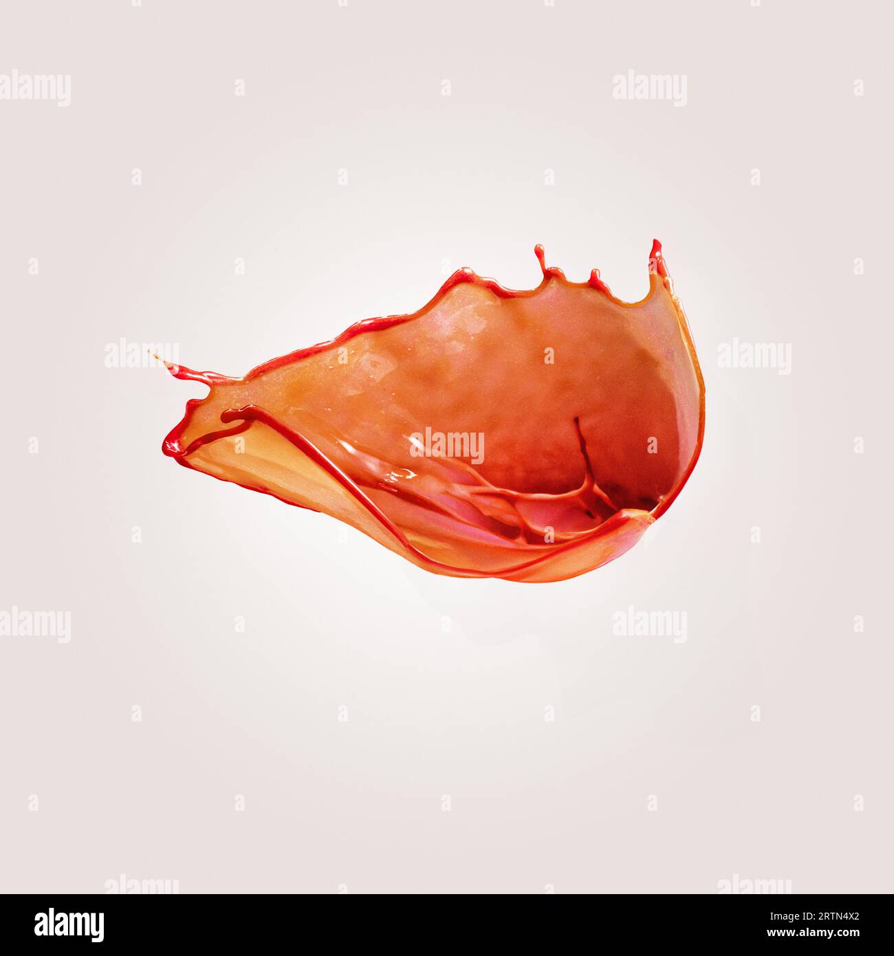 Éclaboussure transparente rouge en lévitation et vague avec des gouttes sur fond beige. Peinture liquide, concept d'explosion de couleur. Principales tendances du design moderne Banque D'Images