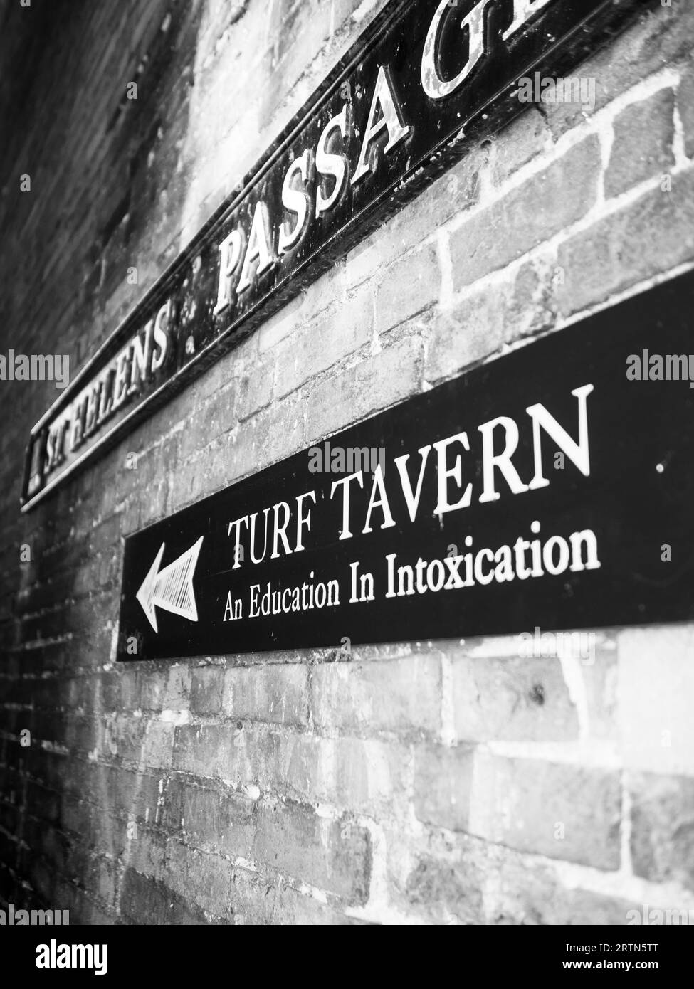 Tavern Sign, ( une éducation en intoxication ) St Helens passage, Oxford, Oxfordshire, Angleterre, Royaume-Uni, GO. Banque D'Images