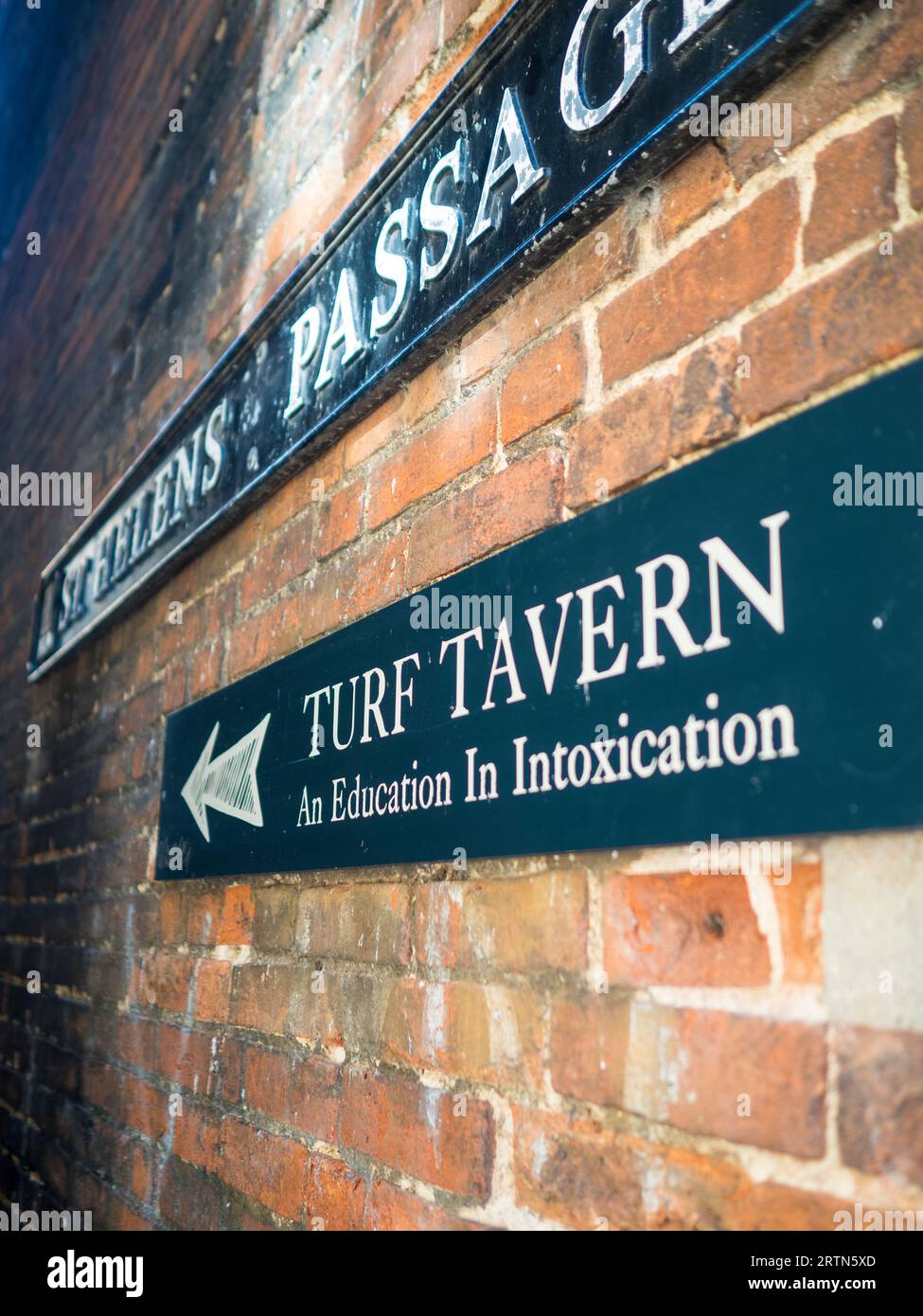 Tavern Sign, ( une éducation en intoxication ) St Helens passage, Oxford, Oxfordshire, Angleterre, Royaume-Uni, GO. Banque D'Images