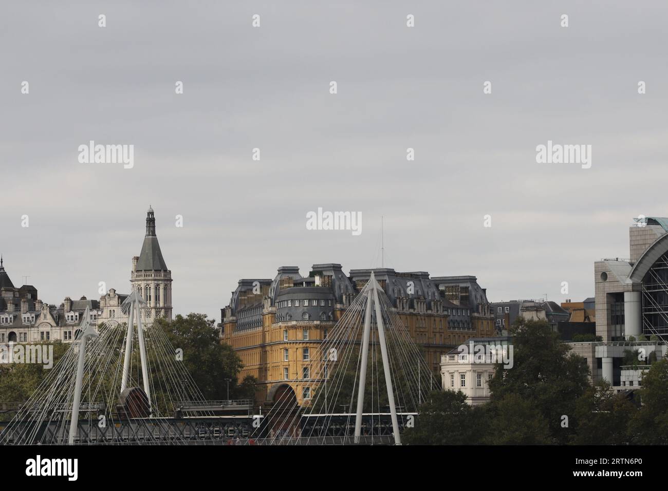 Golden Jubilee Bridge et Corinthia Hotel London UK septembre 2023 Banque D'Images