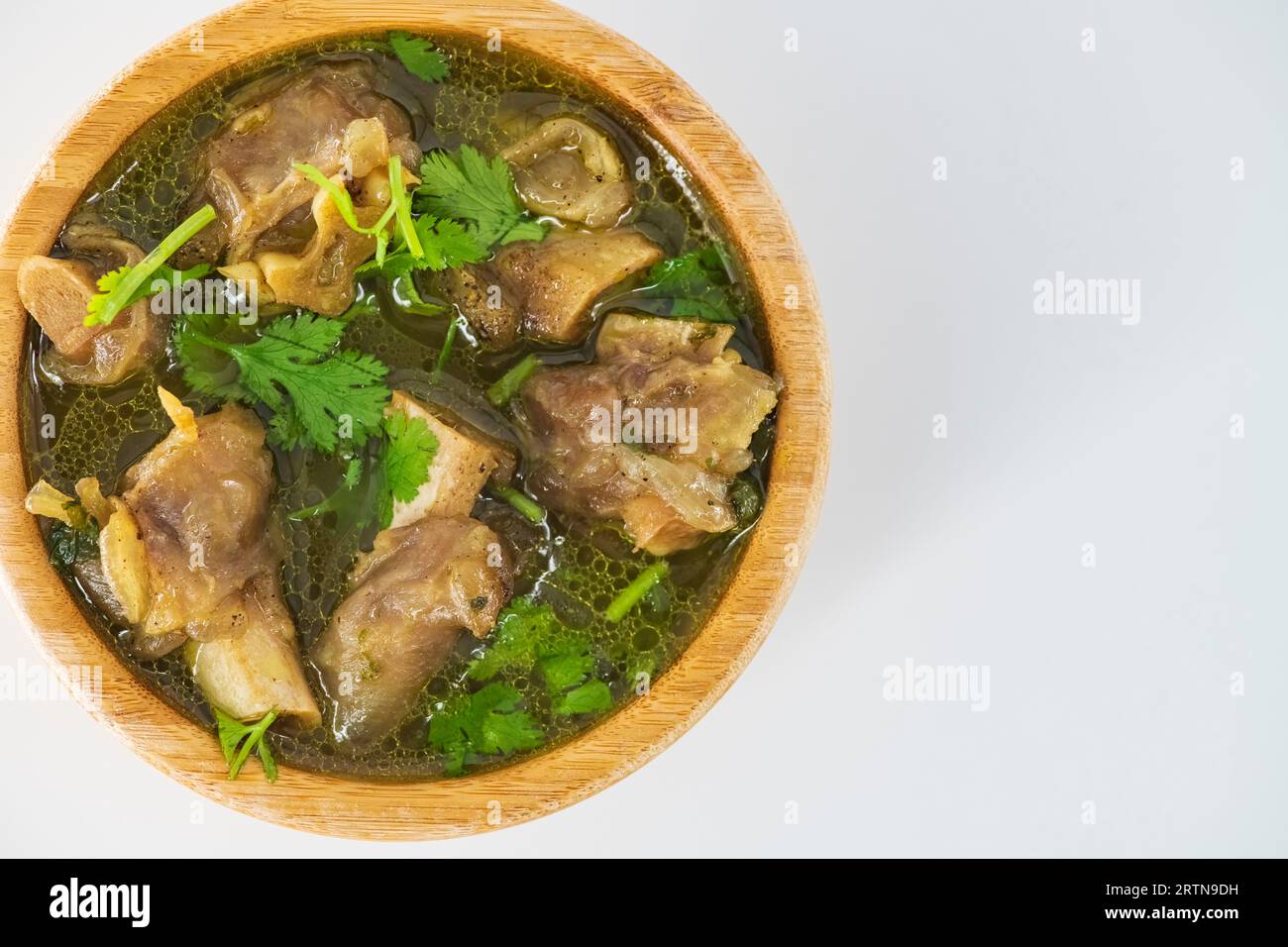 Soupe paya d'agneau épicée fraîche dans un bol en bois et prête à manger. Soupe de mouton maison appelée paya ou soupe attukaal dans le sud de l'inde. Soupe de mouton en bois Banque D'Images